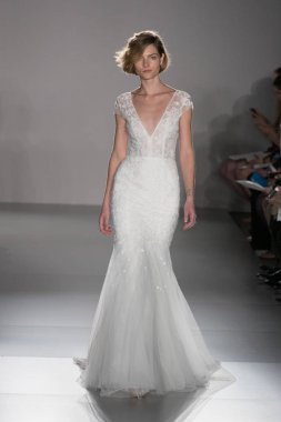 New York, Ny - 12 Nisan: New York Moda Haftası'nda Amsale Gelin Baharı 2020 moda koleksiyonu sırasında podyumda yürüyen bir model: 12 Nisan 2019'da Nyc'de gelinlik.