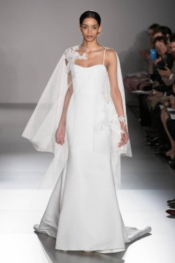 New York, Ny - 12 Nisan: New York Moda Haftası'nda Amsale Gelin Baharı 2020 moda koleksiyonu sırasında podyumda yürüyen bir model: 12 Nisan 2019'da Nyc'de gelinlik.