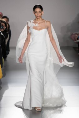 New York, Ny - 12 Nisan: New York Moda Haftası'nda Amsale Gelin Baharı 2020 moda koleksiyonu sırasında podyumda yürüyen bir model: 12 Nisan 2019'da Nyc'de gelinlik.