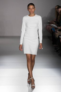 New York, Ny - 12 Nisan: New York Moda Haftası'nda Amsale Gelin Baharı 2020 moda koleksiyonu sırasında podyumda yürüyen bir model: 12 Nisan 2019'da Nyc'de gelinlik.