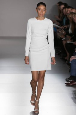 New York, Ny - 12 Nisan: New York Moda Haftası'nda Amsale Gelin Baharı 2020 moda koleksiyonu sırasında podyumda yürüyen bir model: 12 Nisan 2019'da Nyc'de gelinlik.