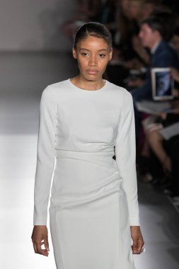 New York, Ny - 12 Nisan: New York Moda Haftası'nda Amsale Gelin Baharı 2020 moda koleksiyonu sırasında podyumda yürüyen bir model: 12 Nisan 2019'da Nyc'de gelinlik.