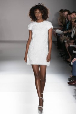 New York, Ny - 12 Nisan: New York Moda Haftası'nda Amsale Gelin Baharı 2020 moda koleksiyonu sırasında podyumda yürüyen bir model: 12 Nisan 2019'da Nyc'de gelinlik.