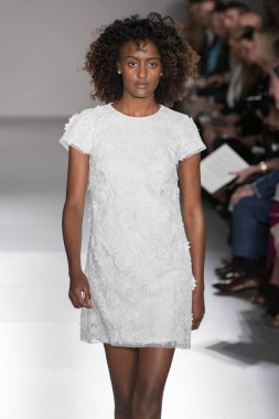 New York, Ny - 12 Nisan: New York Moda Haftası'nda Amsale Gelin Baharı 2020 moda koleksiyonu sırasında podyumda yürüyen bir model: 12 Nisan 2019'da Nyc'de gelinlik.