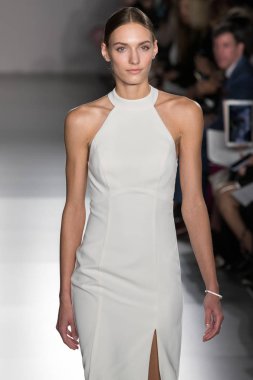 New York, Ny - 12 Nisan: New York Moda Haftası'nda Amsale Gelin Baharı 2020 moda koleksiyonu sırasında podyumda yürüyen bir model: 12 Nisan 2019'da Nyc'de gelinlik.