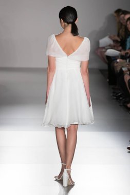 New York, Ny - 12 Nisan: New York Moda Haftası'nda Amsale Gelin Baharı 2020 moda koleksiyonu sırasında podyumda yürüyen bir model: 12 Nisan 2019'da Nyc'de gelinlik.