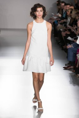 New York, Ny - 12 Nisan: New York Moda Haftası'nda Amsale Gelin Baharı 2020 moda koleksiyonu sırasında podyumda yürüyen bir model: 12 Nisan 2019'da Nyc'de gelinlik.