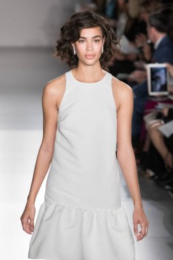 New York, Ny - 12 Nisan: New York Moda Haftası'nda Amsale Gelin Baharı 2020 moda koleksiyonu sırasında podyumda yürüyen bir model: 12 Nisan 2019'da Nyc'de gelinlik.