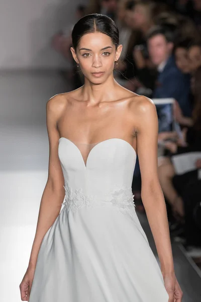 ニューヨーク ニューヨーク 4月12日 モデルは ニューヨークファッションウィークでアムセールブライダル春2020ファッションコレクション中に滑走路を歩く ブライダルは ニューヨークで2019年4月12日に — ストック写真