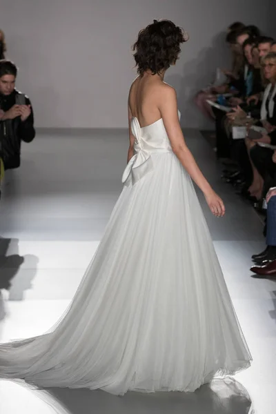 New York April Model Walks Runway Amsale Bridal Spring 2020 — Stock Photo, Image