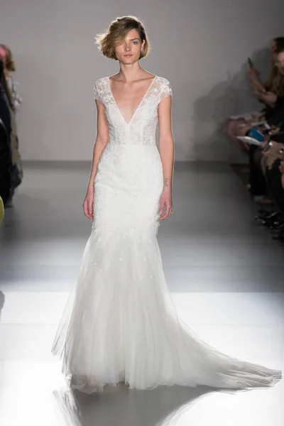 New York April Model Walks Runway Amsale Bridal Spring 2020 — Stock Photo, Image