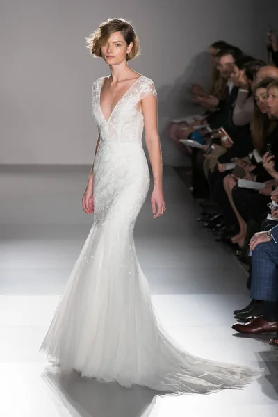 New York Duben Model Prochází Dráze Během Amsale Bridal Jaro — Stock fotografie