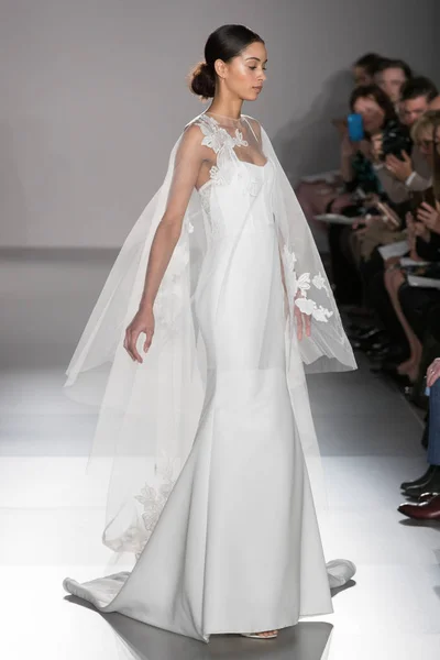 New York April Model Walks Runway Amsale Bridal Spring 2020 — Stock Photo, Image