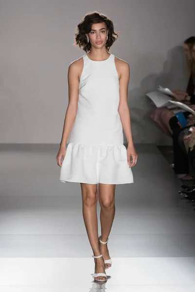 New York April Model Walks Runway Amsale Bridal Spring 2020 — Stock Photo, Image