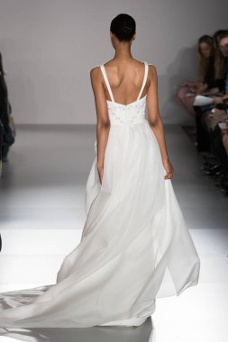 New York, Ny - 12 Nisan: New York Moda Haftası'nda Amsale Gelin Baharı 2020 moda koleksiyonu sırasında podyumda yürüyen bir model: 12 Nisan 2019'da Nyc'de gelinlik.