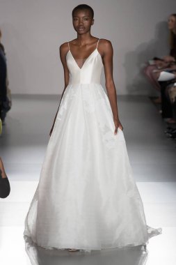 New York, Ny - 12 Nisan: New York Moda Haftası'nda Amsale Gelin Baharı 2020 moda koleksiyonu sırasında podyumda yürüyen bir model: 12 Nisan 2019'da Nyc'de gelinlik.