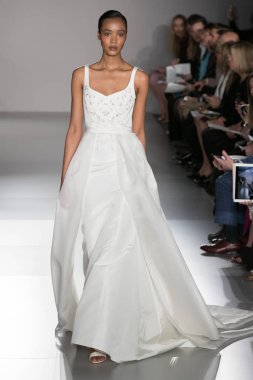 New York, Ny - 12 Nisan: New York Moda Haftası'nda Amsale Gelin Baharı 2020 moda koleksiyonu sırasında podyumda yürüyen bir model: 12 Nisan 2019'da Nyc'de gelinlik.