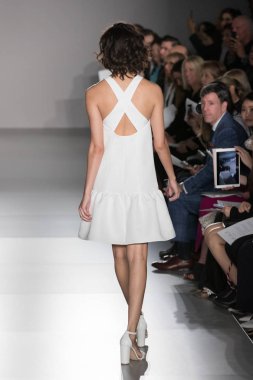 New York, Ny - 12 Nisan: New York Moda Haftası'nda Amsale Gelin Baharı 2020 moda koleksiyonu sırasında podyumda yürüyen bir model: 12 Nisan 2019'da Nyc'de gelinlik.