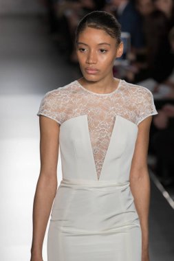 New York, Ny - 12 Nisan: New York Moda Haftası'nda Amsale Gelin Baharı 2020 moda koleksiyonu sırasında podyumda yürüyen bir model: 12 Nisan 2019'da Nyc'de gelinlik.