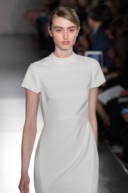 New York, Ny - 12 Nisan: New York Moda Haftası'nda Amsale Gelin Baharı 2020 moda koleksiyonu sırasında podyumda yürüyen bir model: 12 Nisan 2019'da Nyc'de gelinlik.