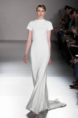 New York, Ny - 12 Nisan: New York Moda Haftası'nda Amsale Gelin Baharı 2020 moda koleksiyonu sırasında podyumda yürüyen bir model: 12 Nisan 2019'da Nyc'de gelinlik.