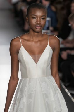 New York, Ny - 12 Nisan: New York Moda Haftası'nda Amsale Gelin Baharı 2020 moda koleksiyonu sırasında podyumda yürüyen bir model: 12 Nisan 2019'da Nyc'de gelinlik.