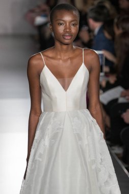 New York, Ny - 12 Nisan: New York Moda Haftası'nda Amsale Gelin Baharı 2020 moda koleksiyonu sırasında podyumda yürüyen bir model: 12 Nisan 2019'da Nyc'de gelinlik.