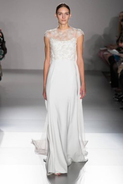 New York, Ny - 12 Nisan: New York Moda Haftası'nda Amsale Gelin Baharı 2020 moda koleksiyonu sırasında podyumda yürüyen bir model: 12 Nisan 2019'da Nyc'de gelinlik.