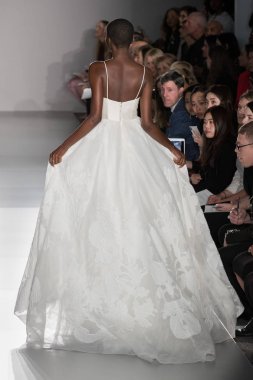 New York, Ny - 12 Nisan: New York Moda Haftası'nda Amsale Gelin Baharı 2020 moda koleksiyonu sırasında podyumda yürüyen bir model: 12 Nisan 2019'da Nyc'de gelinlik.