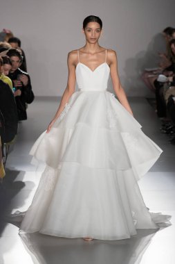 New York, Ny - 12 Nisan: New York Moda Haftası'nda Amsale Gelin Baharı 2020 moda koleksiyonu sırasında podyumda yürüyen bir model: 12 Nisan 2019'da Nyc'de gelinlik.