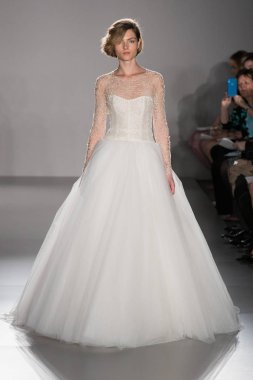 New York, Ny - 12 Nisan: New York Moda Haftası'nda Amsale Gelin Baharı 2020 moda koleksiyonu sırasında podyumda yürüyen bir model: 12 Nisan 2019'da Nyc'de gelinlik.