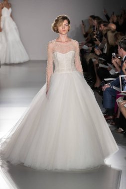 New York, Ny - 12 Nisan: New York Moda Haftası'nda Amsale Gelin Baharı 2020 moda koleksiyonu sırasında podyumda yürüyen bir model: 12 Nisan 2019'da Nyc'de gelinlik.