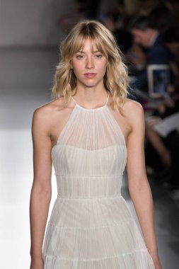 New York, Ny - 12 Nisan: New York Moda Haftası'nda Amsale Gelin Baharı 2020 moda koleksiyonu sırasında podyumda yürüyen bir model: 12 Nisan 2019'da Nyc'de gelinlik.