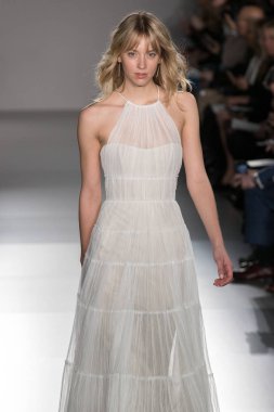 New York, Ny - 12 Nisan: New York Moda Haftası'nda Amsale Gelin Baharı 2020 moda koleksiyonu sırasında podyumda yürüyen bir model: 12 Nisan 2019'da Nyc'de gelinlik.