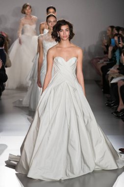 New York, Ny - 12 Nisan: Modeller New York Moda Haftası'nda Amsale Gelin Baharı 2020 moda koleksiyonu sırasında pist finali yürümek: Gelinlik Nisan'da 12, 2019 Nyc.