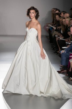 New York, Ny - 12 Nisan: New York Moda Haftası'nda Amsale Gelin Baharı 2020 moda koleksiyonu sırasında podyumda yürüyen bir model: 12 Nisan 2019'da Nyc'de gelinlik.