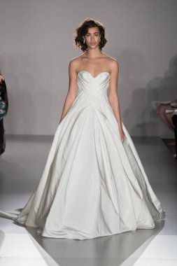 New York, Ny - 12 Nisan: New York Moda Haftası'nda Amsale Gelin Baharı 2020 moda koleksiyonu sırasında podyumda yürüyen bir model: 12 Nisan 2019'da Nyc'de gelinlik.