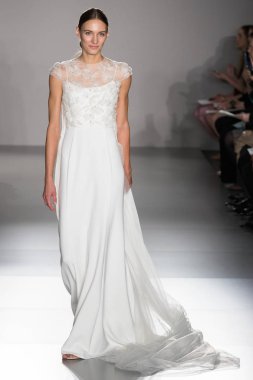 New York, Ny - 12 Nisan: New York Moda Haftası'nda Amsale Gelin Baharı 2020 moda koleksiyonu sırasında podyumda yürüyen bir model: 12 Nisan 2019'da Nyc'de gelinlik.