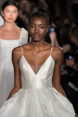 New York, Ny - 12 Nisan: Modeller New York Moda Haftası'nda Amsale Gelin Baharı 2020 moda koleksiyonu sırasında pist finali yürümek: Gelinlik Nisan'da 12, 2019 Nyc.