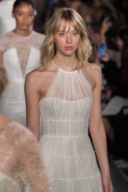 New York, Ny - 12 Nisan: Modeller New York Moda Haftası'nda Amsale Gelin Baharı 2020 moda koleksiyonu sırasında pist finali yürümek: Gelinlik Nisan'da 12, 2019 Nyc.