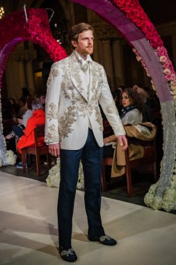 New York, Ny - 11 Nisan: New York Moda Haftası'nda Reem Acra Gelin Baharı 2020 moda koleksiyonu sırasında podyumda yürüyen bir model: Gelinlik Nisan'da 11, 2019 Nyc.