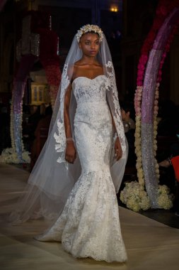 New York, Ny - 11 Nisan: New York Moda Haftası'nda Reem Acra Gelin Baharı 2020 moda koleksiyonu sırasında podyumda yürüyen bir model: Gelinlik Nisan'da 11, 2019 Nyc.