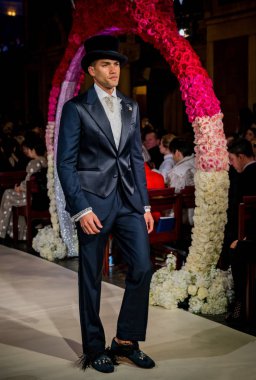 New York, Ny - 11 Nisan: New York Moda Haftası'nda Reem Acra Gelin Baharı 2020 moda koleksiyonu sırasında podyumda yürüyen bir model: Gelinlik Nisan'da 11, 2019 Nyc.