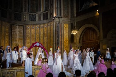 New York, Ny - 11 Nisan: Modeller New York Moda Haftası'nda Reem Acra Gelin Bahar ı 2020 moda koleksiyonu sırasında podyumda poz: Gelinlik Nisan'da 11, 2019 Nyc.