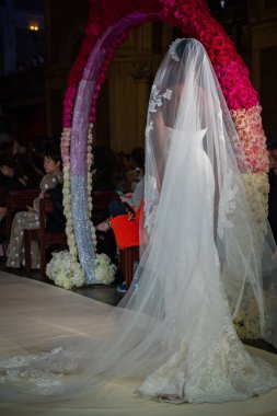 New York, Ny - 11 Nisan: New York Moda Haftası'nda Reem Acra Gelin Baharı 2020 moda koleksiyonu sırasında podyumda yürüyen bir model: Gelinlik Nisan'da 11, 2019 Nyc.