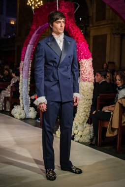 New York, Ny - 11 Nisan: New York Moda Haftası'nda Reem Acra Gelin Baharı 2020 moda koleksiyonu sırasında podyumda yürüyen bir model: Gelinlik Nisan'da 11, 2019 Nyc.