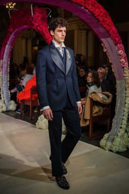 New York, Ny - 11 Nisan: New York Moda Haftası'nda Reem Acra Gelin Baharı 2020 moda koleksiyonu sırasında podyumda yürüyen bir model: Gelinlik Nisan'da 11, 2019 Nyc.