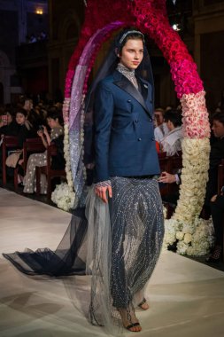 New York, Ny - 11 Nisan: New York Moda Haftası'nda Reem Acra Gelin Baharı 2020 moda koleksiyonu sırasında podyumda yürüyen bir model: Gelinlik Nisan'da 11, 2019 Nyc.