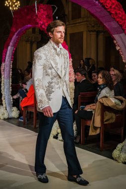 New York, Ny - 11 Nisan: New York Moda Haftası'nda Reem Acra Gelin Baharı 2020 moda koleksiyonu sırasında podyumda yürüyen bir model: Gelinlik Nisan'da 11, 2019 Nyc.