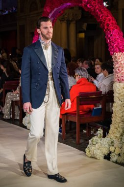 New York, Ny - 11 Nisan: New York Moda Haftası'nda Reem Acra Gelin Baharı 2020 moda koleksiyonu sırasında podyumda yürüyen bir model: Gelinlik Nisan'da 11, 2019 Nyc.